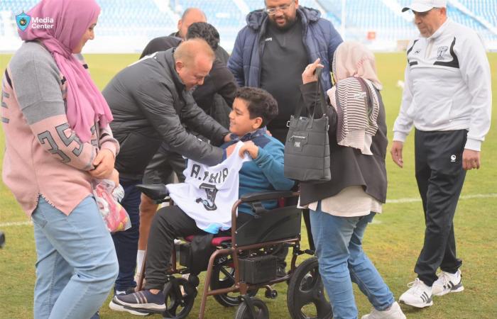 غزل
      المحلة
      يكرم
      الطفل
      بدر
      شعبان..
      ورئيس
      النادي
      يهديه
      كرسيًا
      كهربائيًا|
      صور