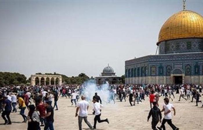 الرئاسة
      الفلسطينية:
      نحذر
      من
      المساس
      بالوضع
      التاريخي
      والقانوني
      للمسجد
      الأقصى