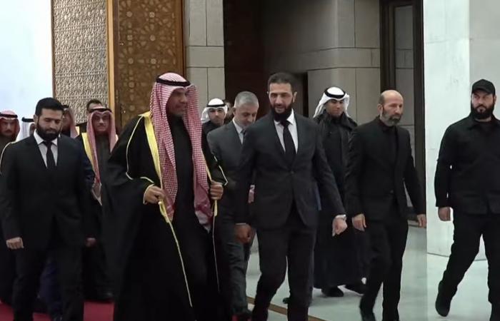 عاجل|أحمد
      الشرع
      يستقبل
      أمين
      عام
      مجلس
      التعاون
      الخليجي
      ووزير
      خارجية
      الكويت