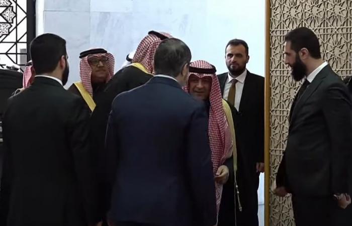 عاجل|أحمد
      الشرع
      يستقبل
      أمين
      عام
      مجلس
      التعاون
      الخليجي
      ووزير
      خارجية
      الكويت