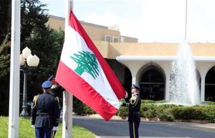 مرشحون
      يفاخرون:
      "ضامنينا
      بالجيبة"