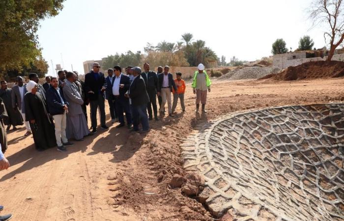 محافظ
      أسوان
      يتفقد
      سحارة
      مياه
      الري
      بمشروع
      وادي
      النقرة
      بنصر
      النوبة