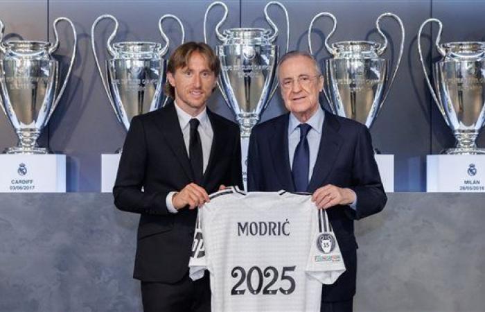 ماركا:
      ريال
      مدريد
      يقترب
      من
      تمديد
      عقد
      مودريتش
      حتى
      2026