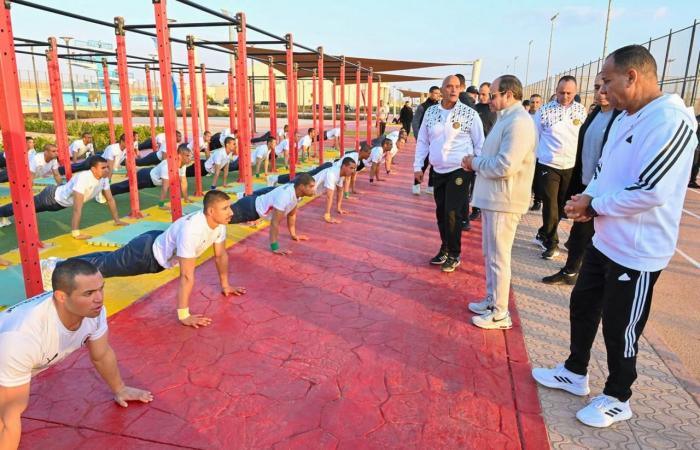 السيسي
      يتابع
      طابور
      اللياقة
      الصباحي
      لطلبة
      الأكاديمية
      العسكرية..
      صور