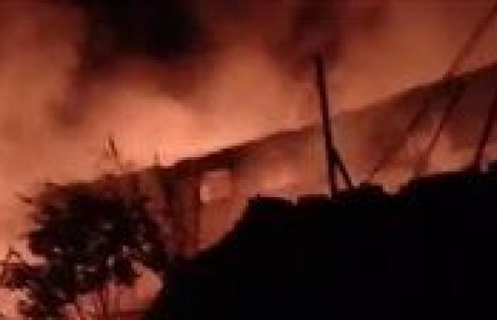 حريق
      ضخم
      في
      مصنع
      بلاستيك
      بشبرا
      الخيمة
      يخلف
      5
      مصابين
      والتحقيقات
      جارية