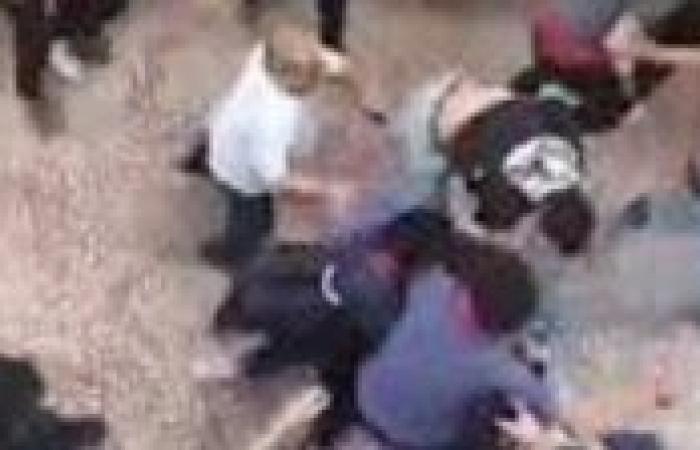 مشاجرة
      أبناء
      عمومة..
      9
      مصابين
      في
      مشاجرة
      بالمنوفية