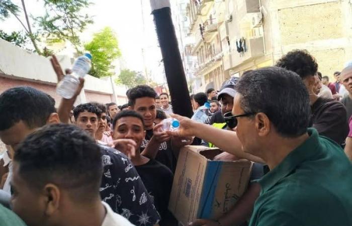 في
      أول
      أيام
      امتحانات
      الثانوية..
      رئيس
      مركز
      كوم
      حمادة
      يوزع
      زجاجات
      مياه
      معدنية
      على
      الطلاب