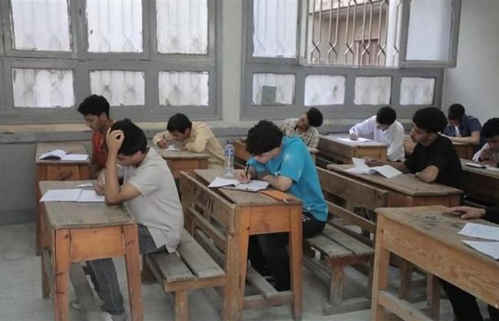 بعد
      أول
      يوم
      من
      امتحانات
      الثانوية
      العامة..
      دعوات
      لضبط
      بيئة
      اللجان
      وضمان
      العدالة
      بين
      الطلاب