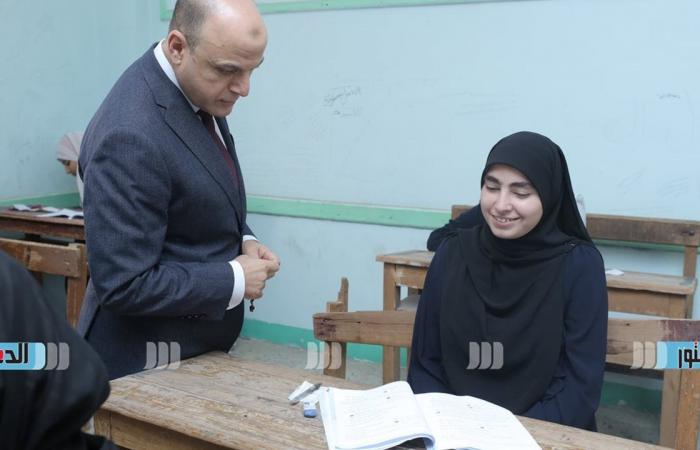 محافظ
      كفرالشيخ
      يتفقد
      لجان
      الفتيات
      بالثانوية
      الأزهرية