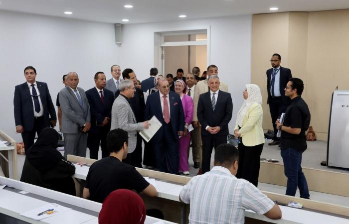 محافظ
      الإسماعيلية
      يشيد
      بدور
      جامعة
      سيناء
      التنموي
      خلال
      زيارة
      ميدانية
      لفرع
      القنطرة
      شرق