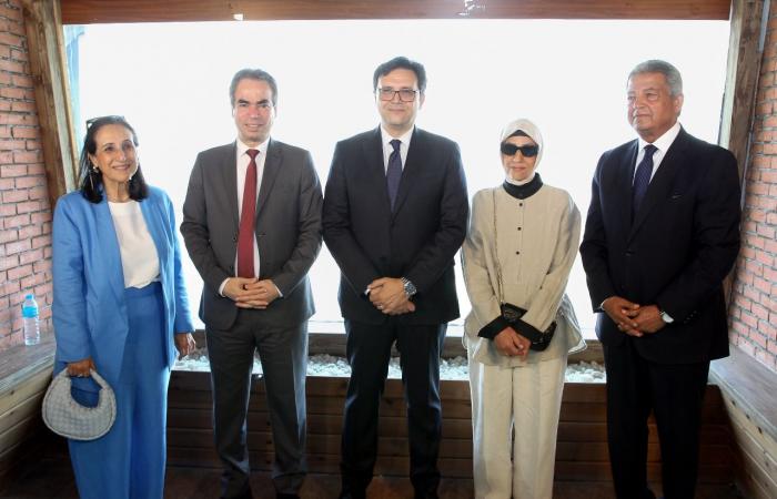 وزير
      الثقافة
      يشارك
      في
      إزاحة
      الستار
      عن
      “استديو
      نجيب
      محفوظ”
      بماسبيرو
