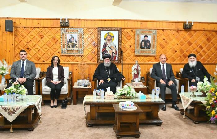 محافظ
      البحيرة
      ومدير
      الأمن
      يقدمان
      التهنئة
      للأنبا
      إيلاريون
      لتجليسه
      أسقفًا
      لإيبارشية
      البحيرة
      وتوابعها