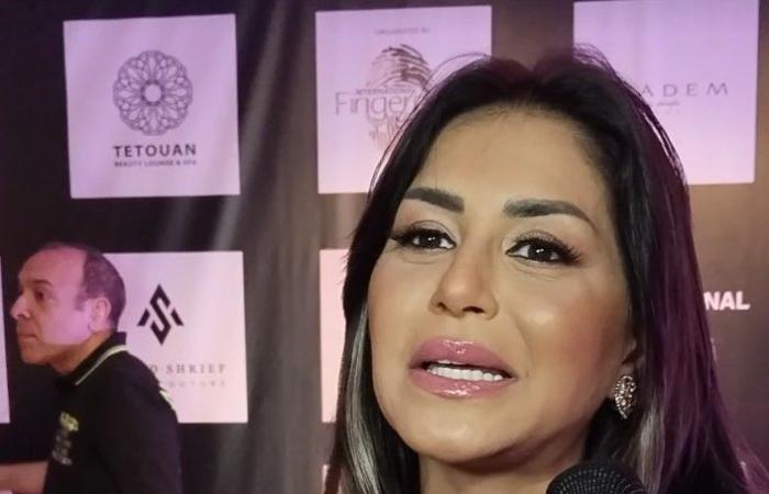 منة
      فضالي
      لـ
      تحيا
      مصر:
      اتضربت
      بجد
      في
      سيد
      الناس..
      ولما
      بزعق
      صوتي
      بيسرسع