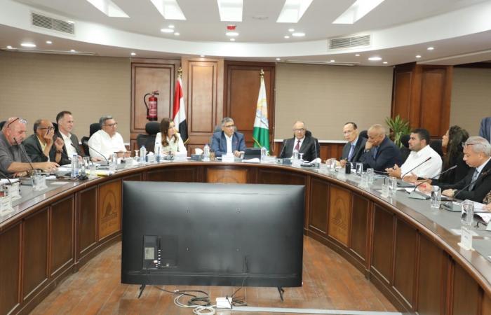 محافظ
      الجيزة
      يعقد
      اللقاء
      الأسبوعي
      لبحث
      شكاوى
      المواطنين