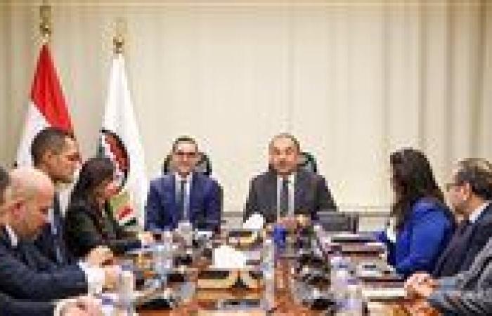 وزيرا
      قطاع
      الأعمال
      العام
      والاستثمار
      يبحثان
      التعاون
      في
      الترويج
      للفرص
      الاستثمارية
      بقطاع
      الغزل
      والنسيج