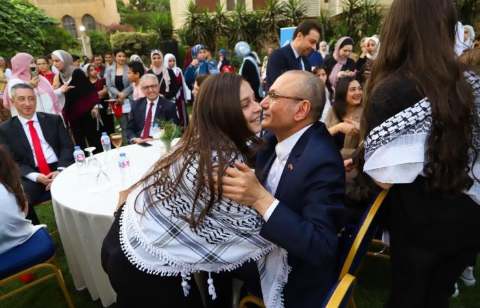 في
      اليوم
      العالمي
      للاجئين..
      سفير
      تركيا
      بالقاهرة:
      "لا
      يمكن
      إنكار
      حق
      العودة
      للفلسطينيين
      وعلينا
      تقاسم
      الأعباء
      بعدل