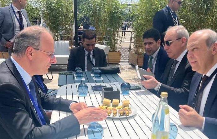 "الحفني":
      نمضي
      قدمًا
      في
      تنفيذ
      استراتيجية
      تطوير
      المطارات
      عبر
      الشراكات
      الدولية