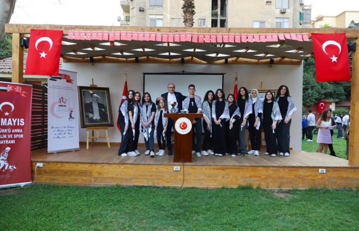 في
      اليوم
      العالمي
      للاجئين..
      سفير
      تركيا
      بالقاهرة:
      "لا
      يمكن
      إنكار
      حق
      العودة
      للفلسطينيين
      وعلينا
      تقاسم
      الأعباء
      بعدل