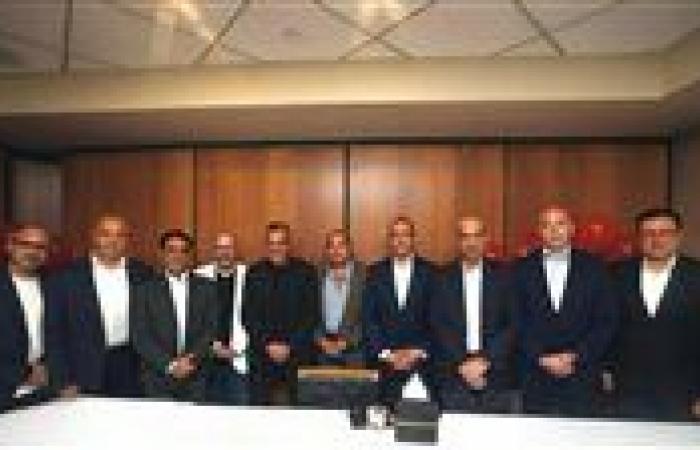 الأهلي
      يتبادل
      الهدايا
      التذكارية
      في
      مأدبة
      عشاء
      على
      هامش
      كأس
      العالم
      للأندية