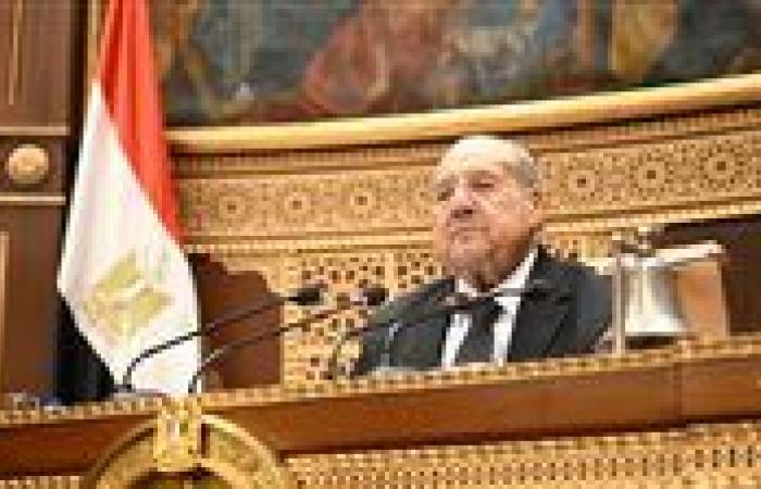 رئيس
      الشيوخ
      يفتتح
      الجلسة
      العامة
      لمناقشة
      عدد
      من
      الطلبات
      الموجهة
      إلى
      الحكومة