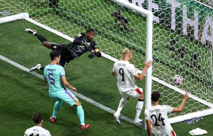 مانشستر
      سيتي
      يسحق
      العين
      بسداسية
      بكأس
      العالم
      للأندية