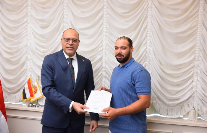 بالصور..
      "جبران"
      يُسلم
      عقود
      عمل
      لشباب
      للعمل
      في
      الأردن