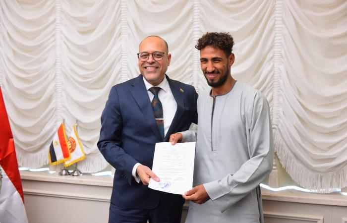 بالصور..
      "جبران"
      يُسلم
      عقود
      عمل
      لشباب
      للعمل
      في
      الأردن