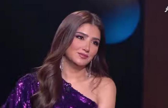 مي
      عمر:
      حسيت
      إني
      بين
      أهلي
      وناسي
      في
      تونس
      وتشرفت
      بتكريمي
      كأفضل
      ممثلة