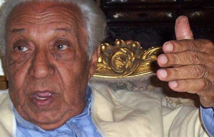 ميلاد
      حنا:
      رداء
      الكهنة
      الأسود
      للمصريين
      له
      علاقة
      برداء
      "كهنة
      الفراعنة"
