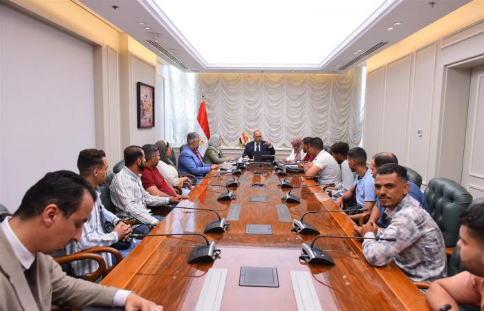 بالصور..
      "جبران"
      يُسلم
      عقود
      عمل
      لشباب
      للعمل
      في
      الأردن