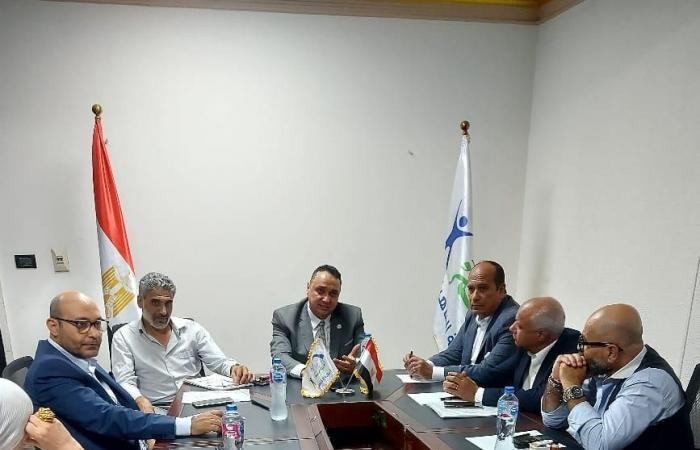 حزب
      المؤتمر
      بالقاهرة
      يناقش
      خطة
      التحرك
      التنظيمي
      استعدادا
      للانتخابات..صور