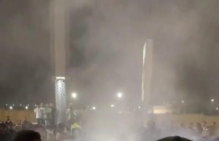 تفحم
      سيارة
      ومصرع
      قائدها
      أمام
      المارة
      بطريق
      مصر
      السويس