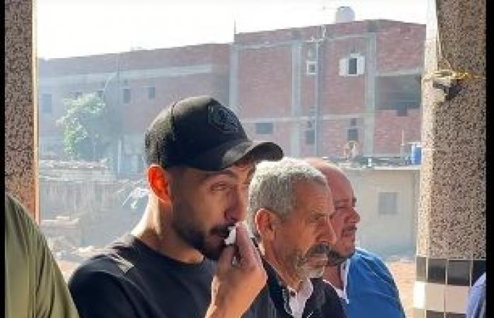 انهيار
      محمد
      ربيعة
      مدافع
      زد
      ومنتخب
      مصر
      في
      عزاء
      والده
      (صور)