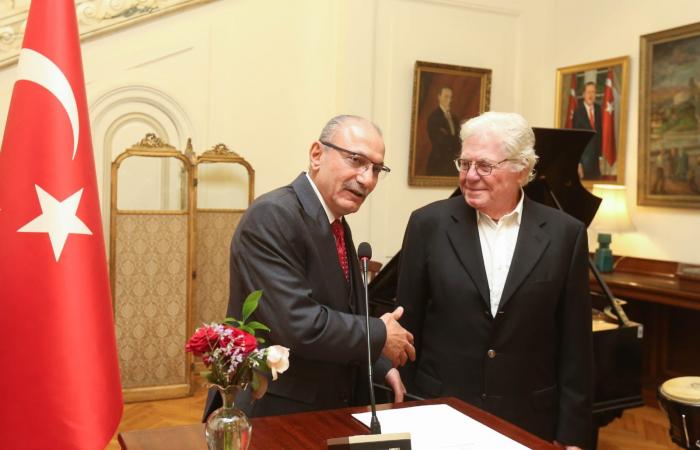 حسين فهمي يشيد بالمشاركة التركية التاريخية في مهرجان القاهرة السينمائي