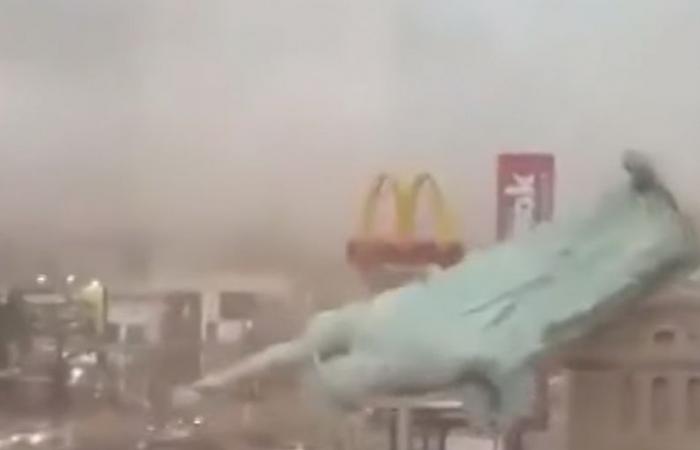 عواصف مرعبة تتسبب في سقوط تمثال الحرية.. ما القصة؟