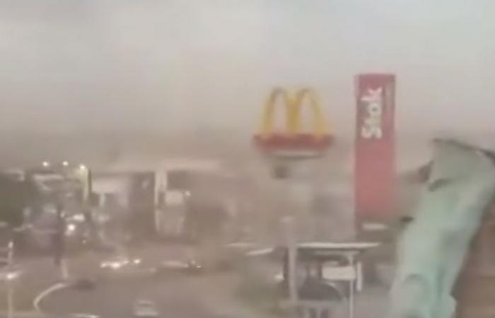 عواصف مرعبة تتسبب في سقوط تمثال الحرية.. ما القصة؟