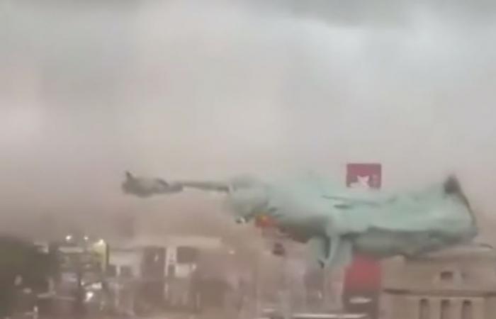 عواصف مرعبة تتسبب في سقوط تمثال الحرية.. ما القصة؟