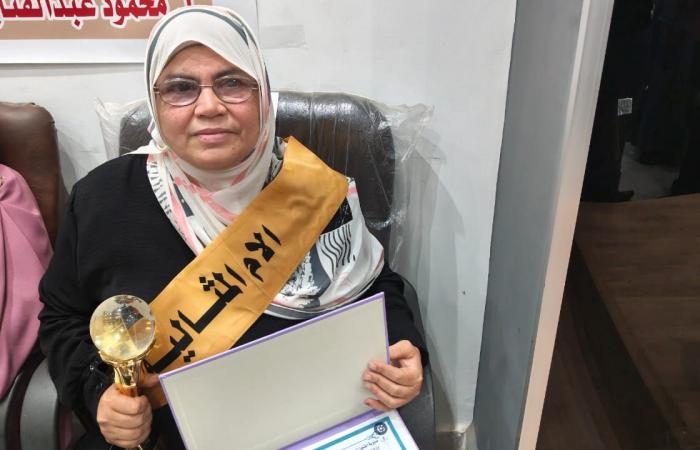 «مرفت» الفائزة بجائزة الأم المثالية بالقطاع الصحي بالشرقية: صدمة فقدان زوجي أصابتني بانفصال في شبكية العين