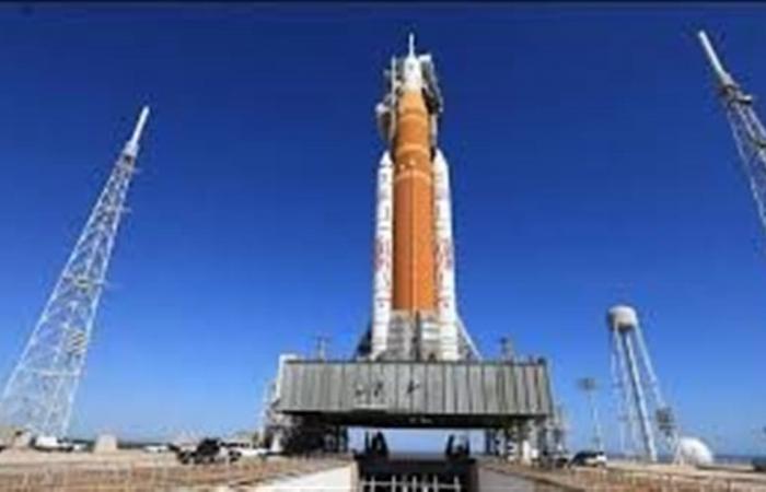 انطلاق مهمة تاريخية إلى القمر تعيد البشر إلى الفضاء السحيق بعد نصف قرن