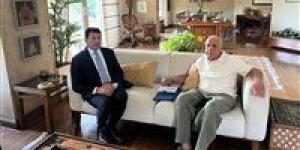 وزير
      الرياضة
      يطمئن
      على
      الحالة
      الصحية
      للكابتن
      حسين
      لبيب
      ويزوره
      في
      المنزل