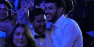 احتفال
      أحمد
      مالك
      وشقيقه
      حسن
      في
      ختام
      مهرجان
      الجونة
      يخطف
      الأنظار..
      صور