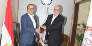 رئيس اتحاد الدراجات يجتمع بالخبير الإيطالي عقب وصوله إلى القاهرة لقيادة المنتخب