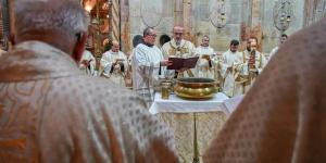 "من يدحرج لنا حجر المعاناة؟".. رسالة مؤثرة من بطريرك القدس في سبت النور