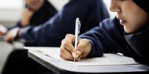 هل يجوز للمرأة أن تكشف عورتها أمام بناتها الإناث؟.. أمينة الفتوى تجيب