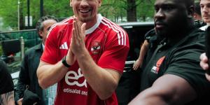 فيرهوفن أسطورة الكيك بوكسينج بقميص الأهلي قبل النزال العالمى بالأهرامات.. صور