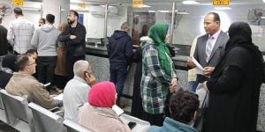رئيس مدينة دمياط يصطحب المواطنين لإنهاء طلباتهم.. صور