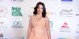 سولاف فواخرجي بإطلالة جريئة وليلى علوي بالوردة في افتتاح مهرجان أسوان لسينما المرأة