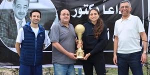 بدلًا من الذي كُسر لحظة التتويج.. اتحاد السلة يسلم سيدات سبورتنج كأسًا جديدًا