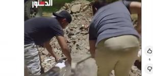 بطرف صناعي.. عامل يتغلب على إعاقة قدمه ويستمر في السعي (فيديو)