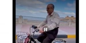 العمر مجرد رقم.. مسن يلفت الأنظار خلال جولة دراجات بالإسكندرية (فيديو)